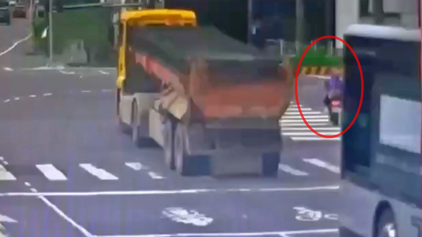 驚悚片｜高雄砂石車猛撞斑馬線機車　騎士躲死劫、後座慘遭輾斃
