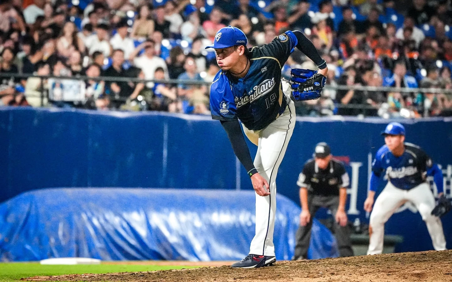 中職｜「勝投怪盜」手套發威！張奕首次啟用就奪本季第5勝　富邦終止4連敗