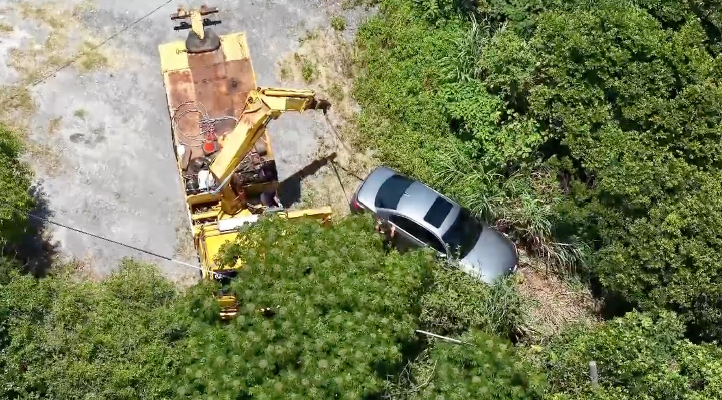 九份驚悚車禍！22歲男車衝邊坡獲救　驗出管制藥物遭上銬送辦
