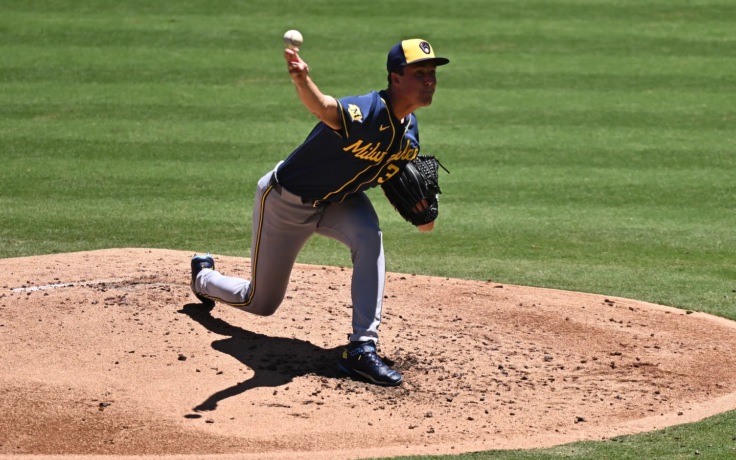 MLB｜釀酒人火球男7局狂飆10K破隊史紀錄！打線卻不爭氣害他問天