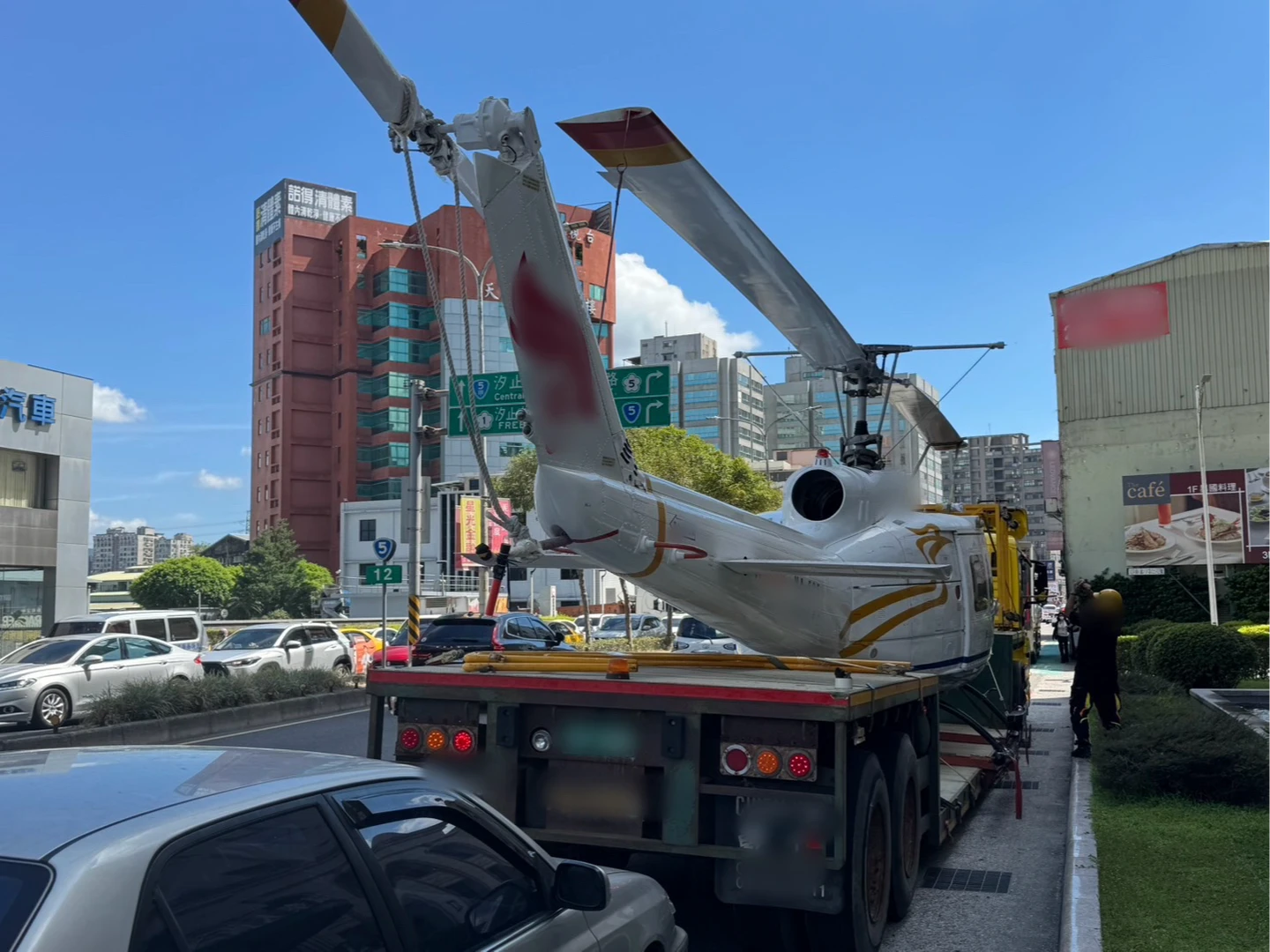 直升機旋翼削過監視器、扯斷電纜！載運車未申請通行證　司機恐罰最高1.8萬元罰鍰