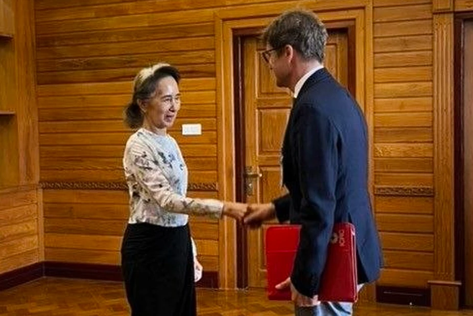 還活著！緬甸罕見公開翁山蘇姬最新照　接見紅十字會官員、慶生切蛋糕