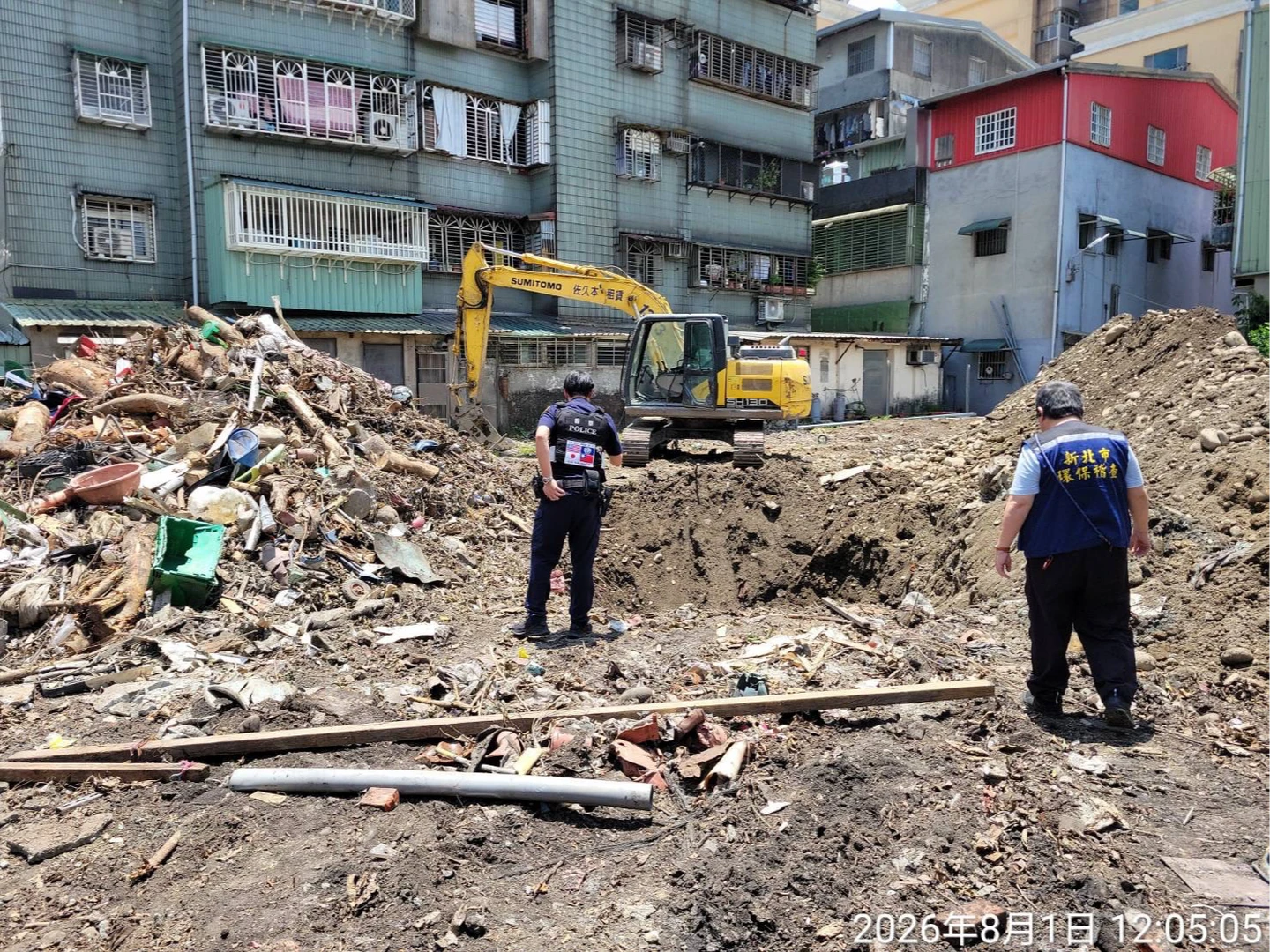 新北300坪空地遭埋廢棄物！環保局衝現場直擊怪手已挖3米坑　封鎖現場告發移送