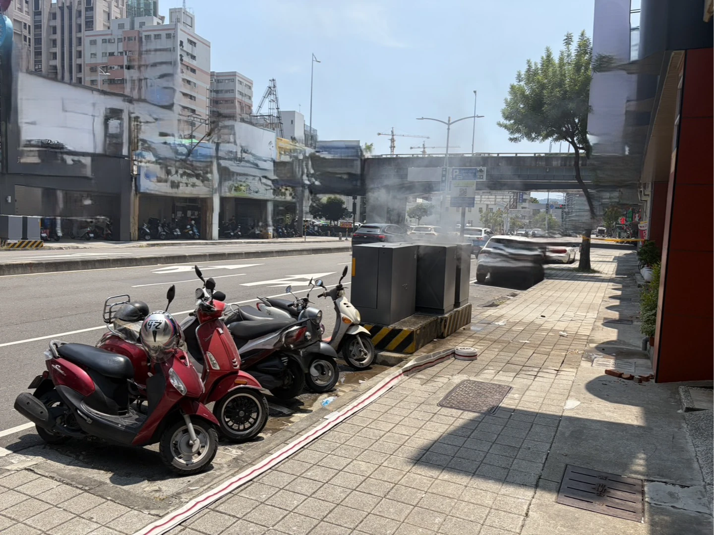 高雄街頭突冒濃煙嚇壞民眾！台電變壓器故障　警消急封路灑水搶修
