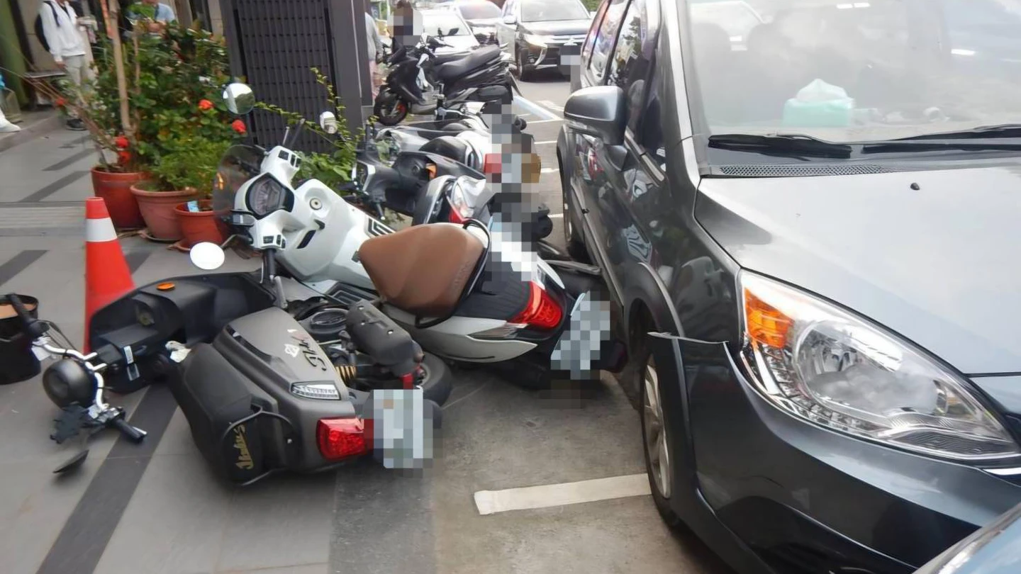 台中驚悚毒駕！22歲男開車失控狂掃8機車 唾液快篩陽性遭聲押