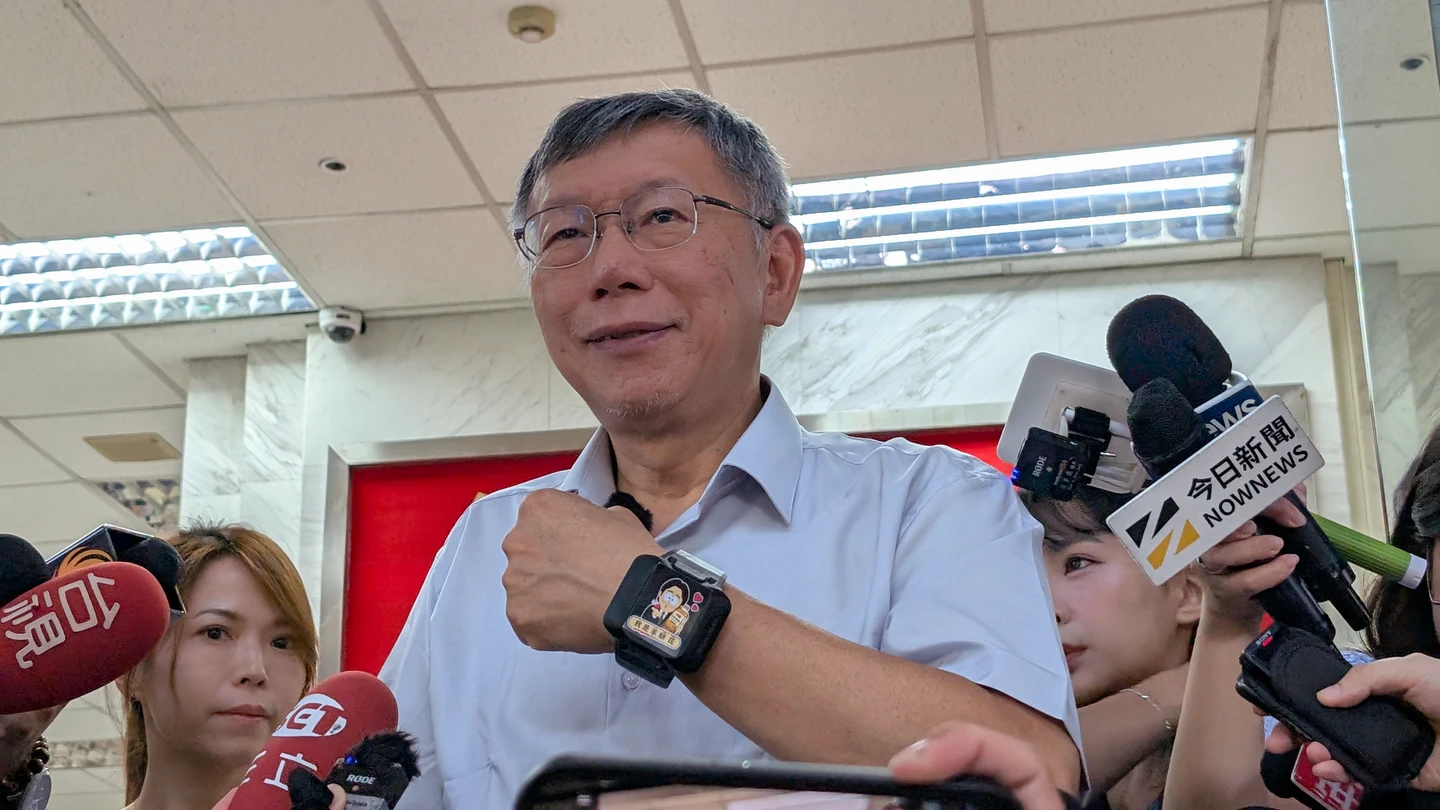 柯文哲拄拐杖現身！赴派出所卸腳鐶改戴電子手鐶　被問「怎麼了」反應曝
