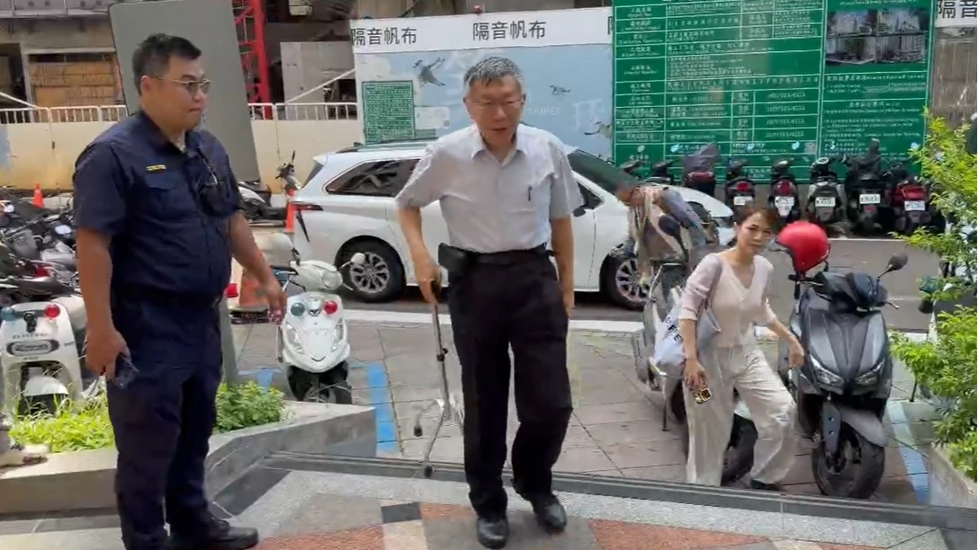 柯文哲拄拐杖現身！赴派出所卸腳鐶改戴電子手鐶　被問「怎麼了」反應曝