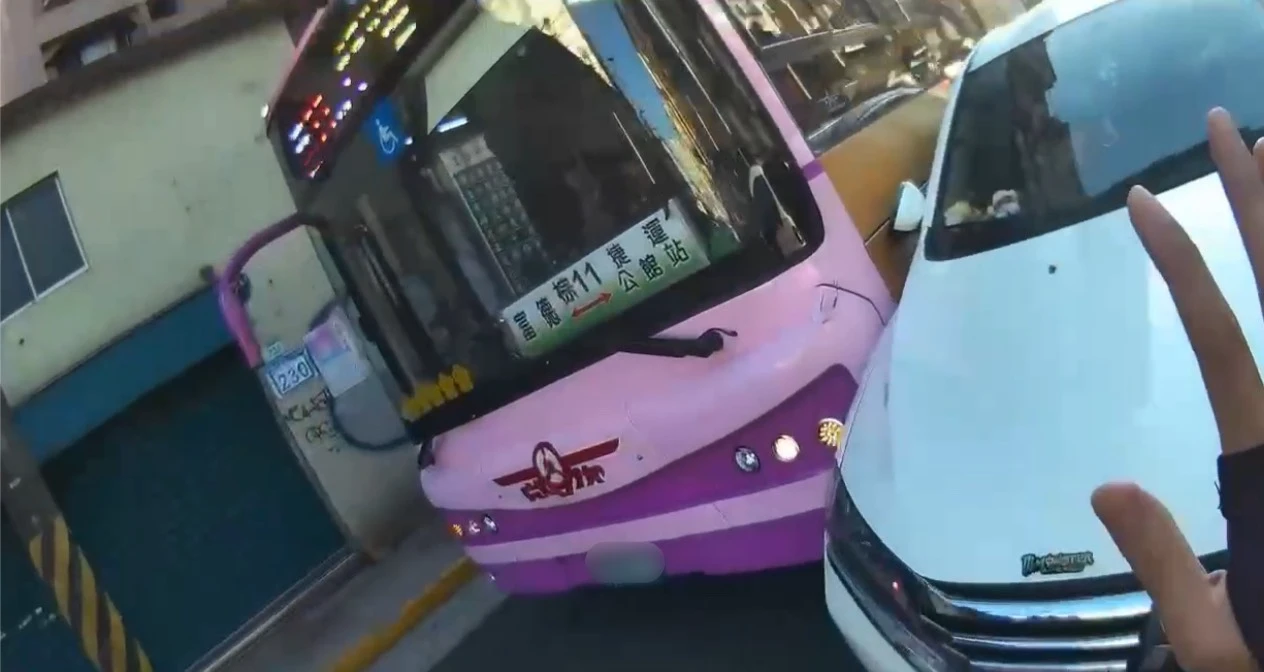 北市公車擦撞轎車爆口角！警到場竟驗出雙方毒駕　司機喊冤：吃減肥藥