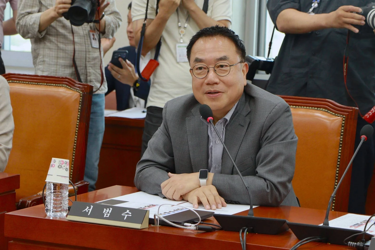 開性侵受害者玩笑？韓國會議員要同事表演這動作惹議　FB發聲明致歉