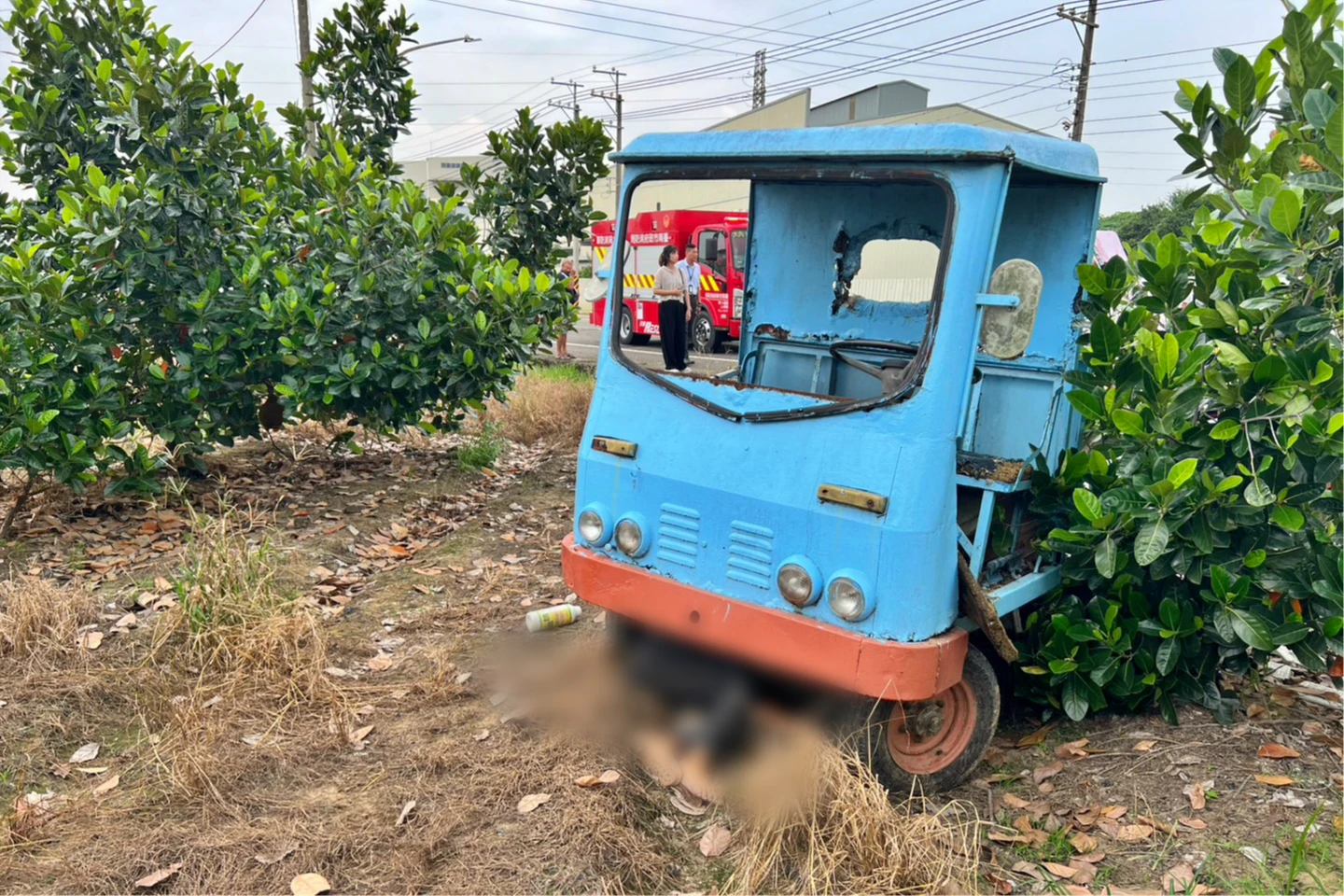 台南農用車遭猛撞衝入田1死2傷！老婦離奇拋飛壓車底喪命　夫重傷昏迷