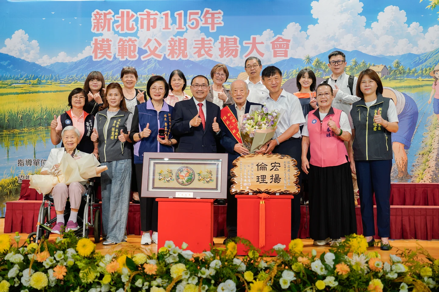 從鉛字堆走出的一生父愛！96歲張芳同揹女求醫　扛三份工養大7子女獲模範父親