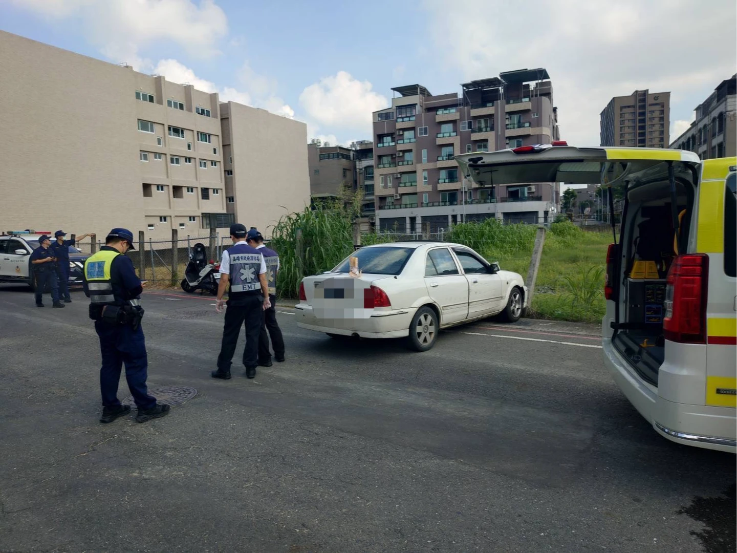 轎車滑行停路旁！驚見駕駛詭異陳屍車內　警調監視器查死因