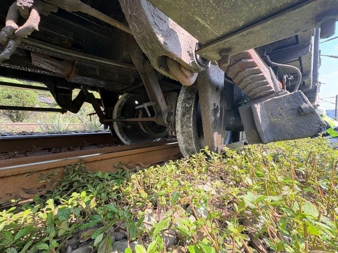 台鐵貨車出軌影響1.6萬名旅客！運安會調查：避震異常+前後夾擊釀禍