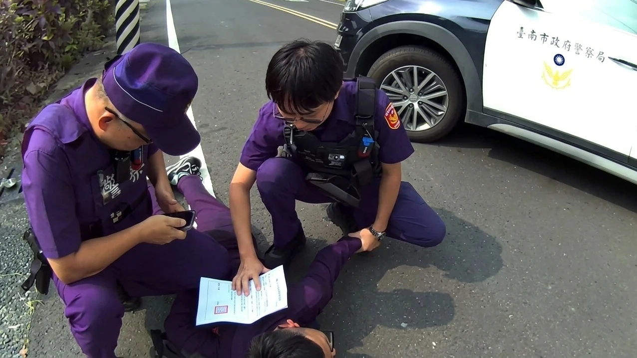 緝捕片｜車手持假公文騙40萬！正義路人見詭異行徑急舉報　還沒上門就被活捉