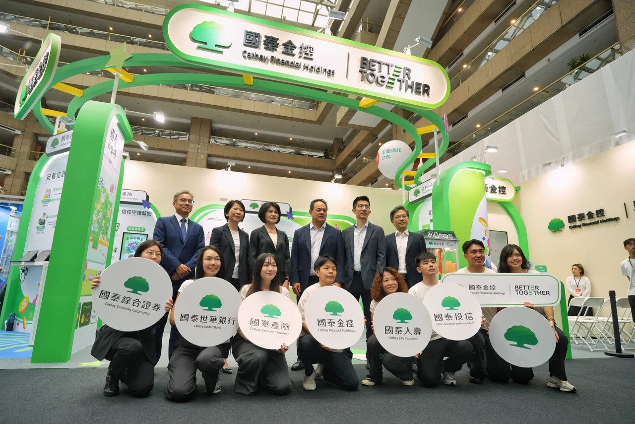 搶攻銀髮健康商機！國泰金多管齊下　退化醫療、安養信託到出行安全一應俱全