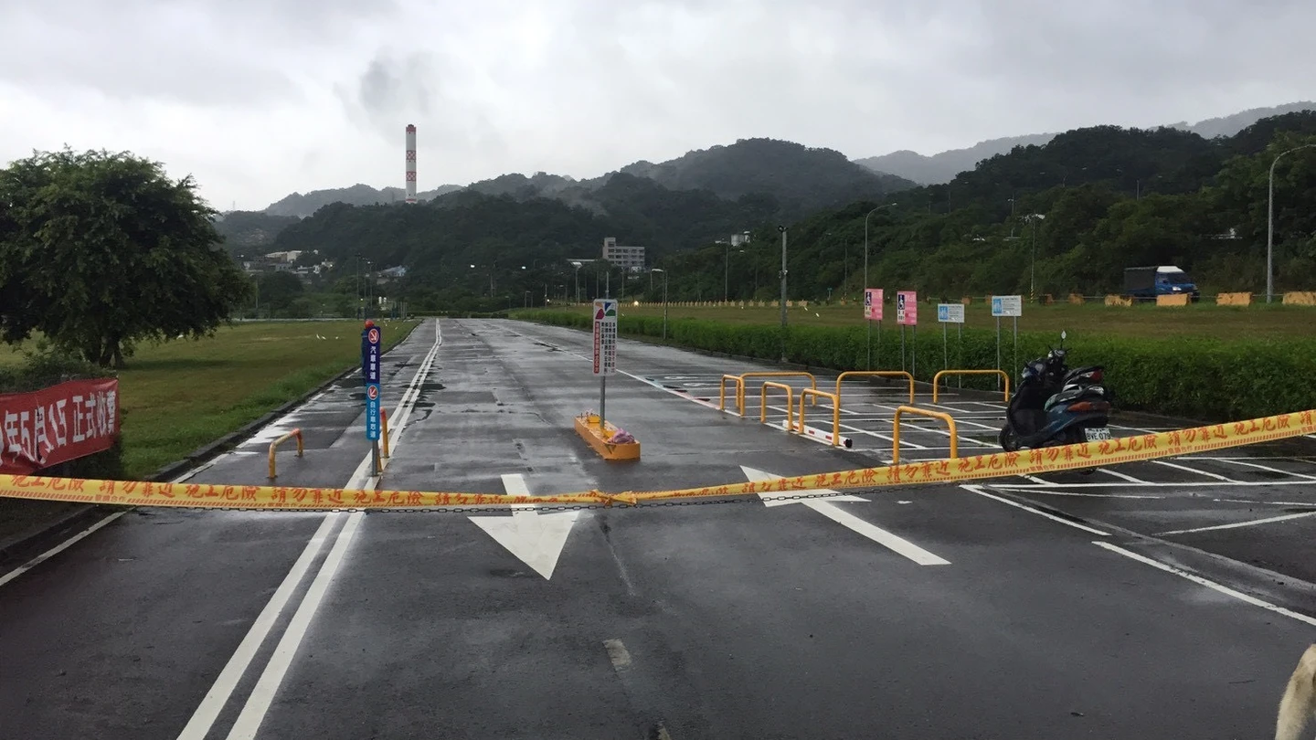 白海豚逼近！新北高灘地停車場下午4時強制拖吊　中午開放水門周邊紅黃線停車