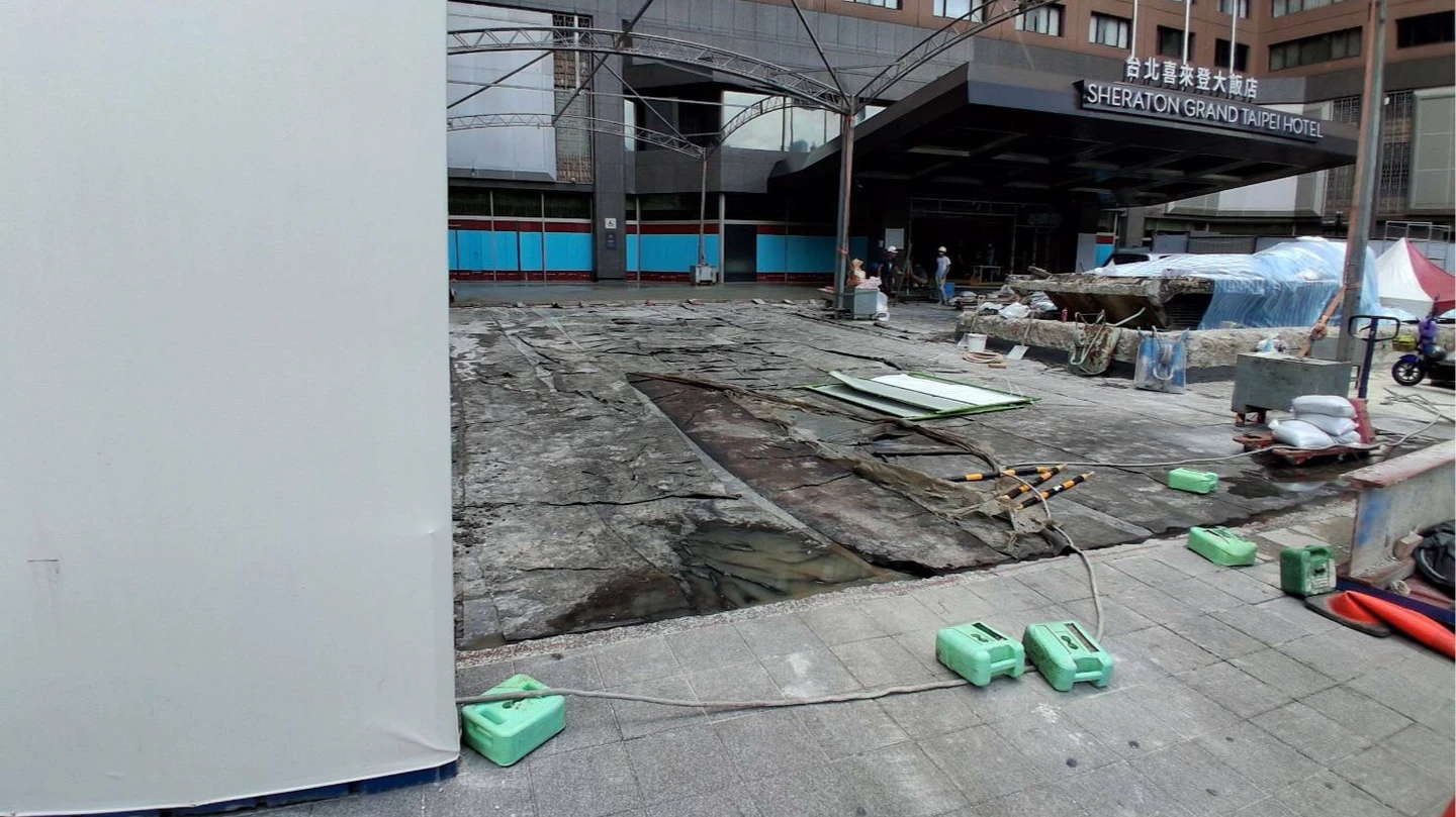 中颱白海豚進逼！台北喜來登圍籬傾倒砸傷人　民權西路鷹架倒塌壓2車