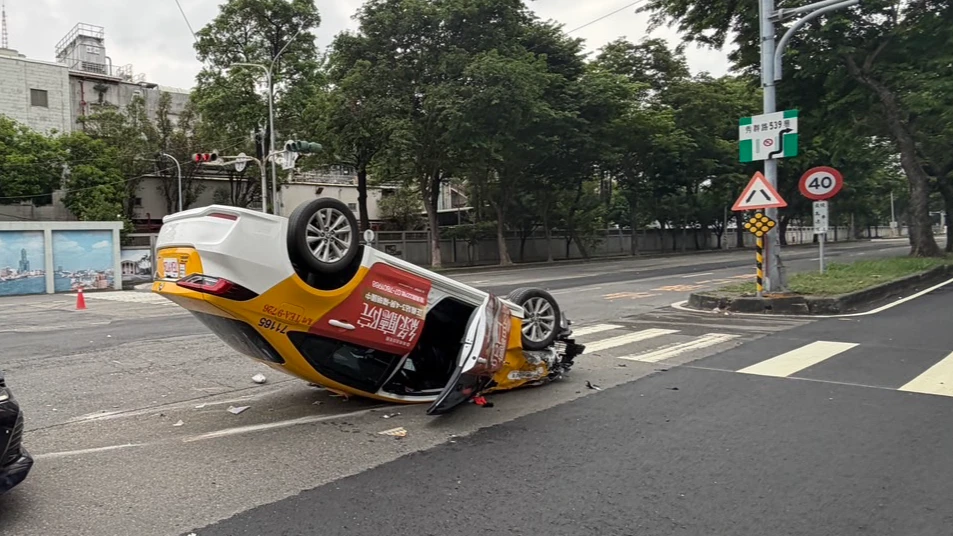 有片｜高雄小黃撞前車「翻了」　駕駛乘客4人送醫