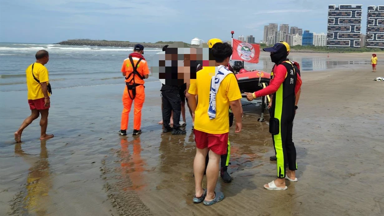 不甩救生員3度勸阻仍下水！國中生沙崙海水浴場溺水獲救　驚險救援畫面曝