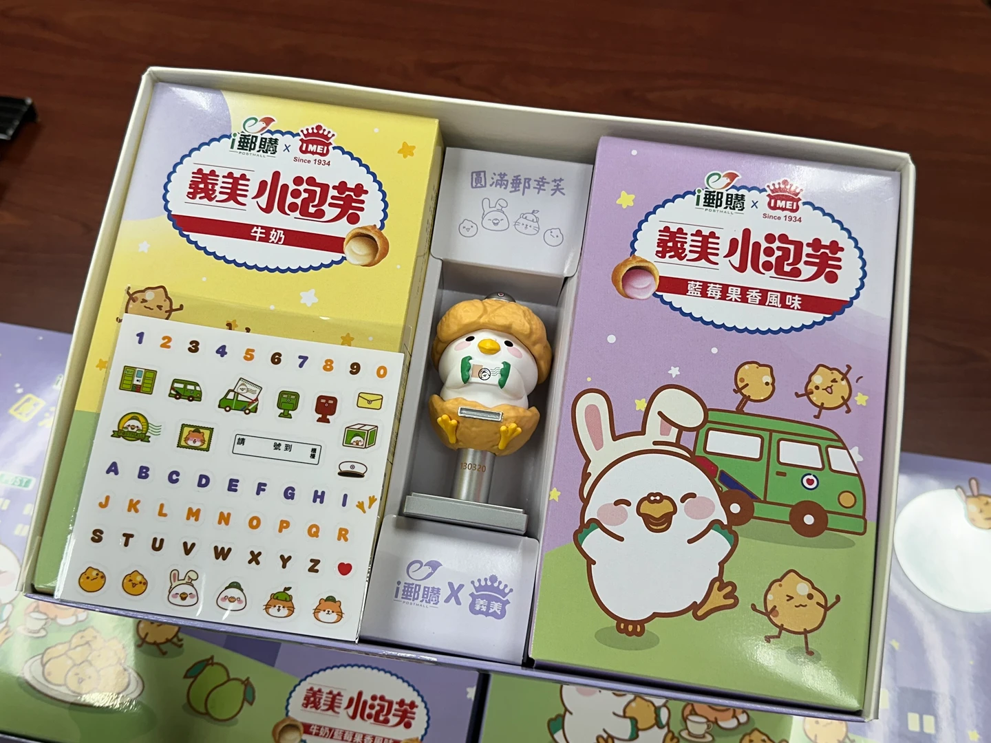 聯名盲盒「月光銀」中獎率僅2％！中華郵政8/12開賣1萬盒中秋義美小泡芙