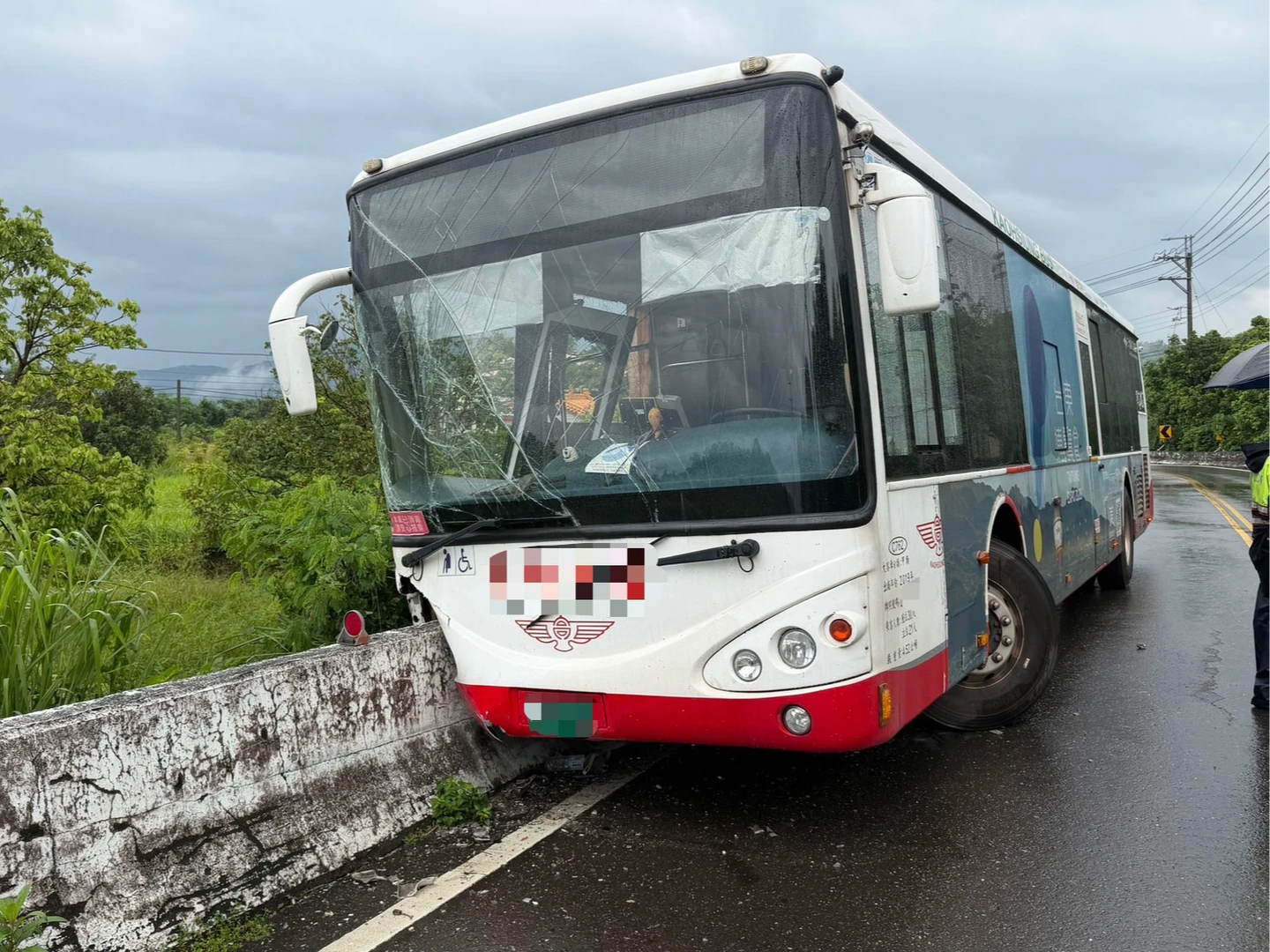 高雄客運台29線自撞護欄！　6乘客受傷送醫