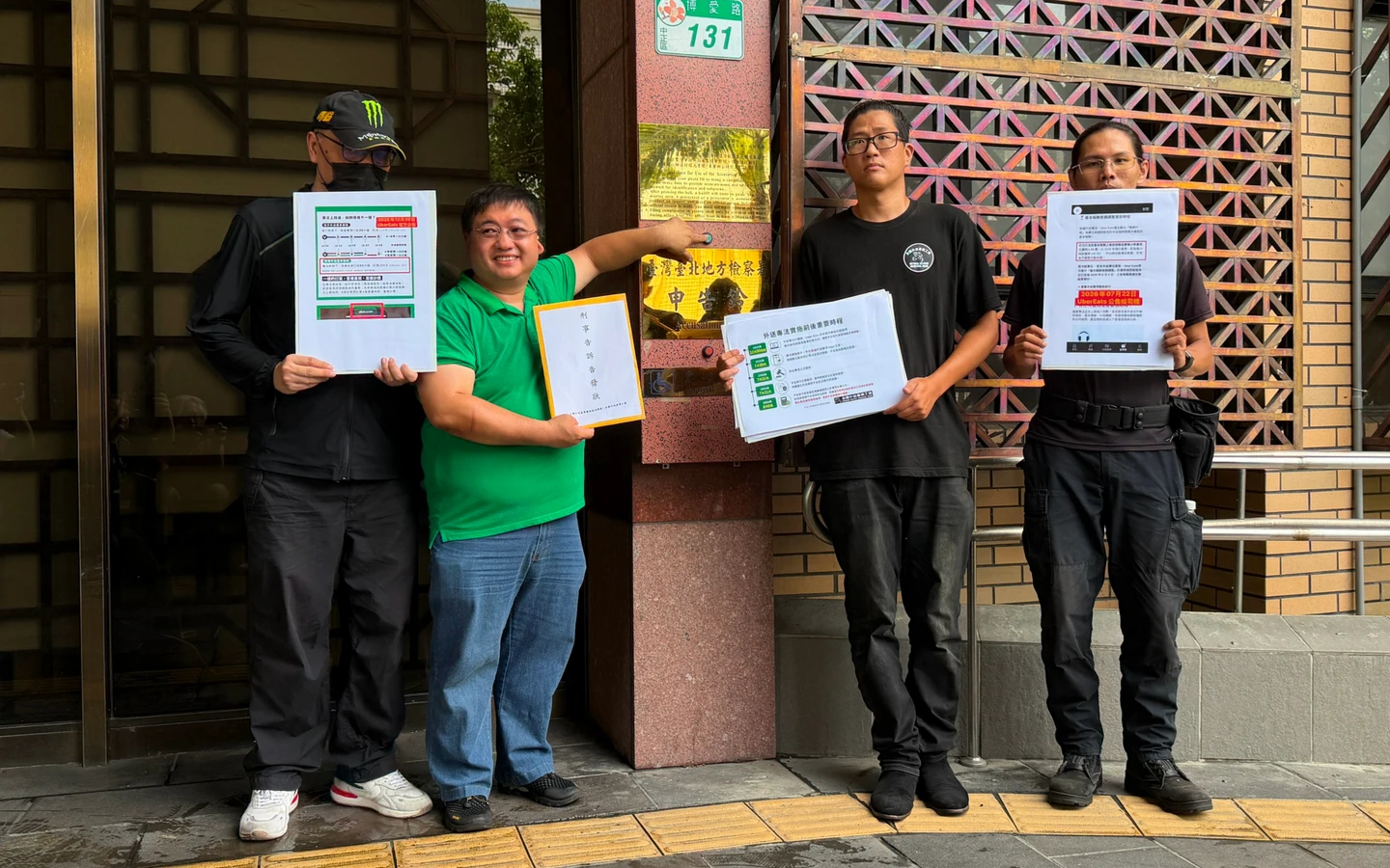 Uber Eats「疊單」算法涉短付外送員報酬！　工會怒告執行長4高層詐欺