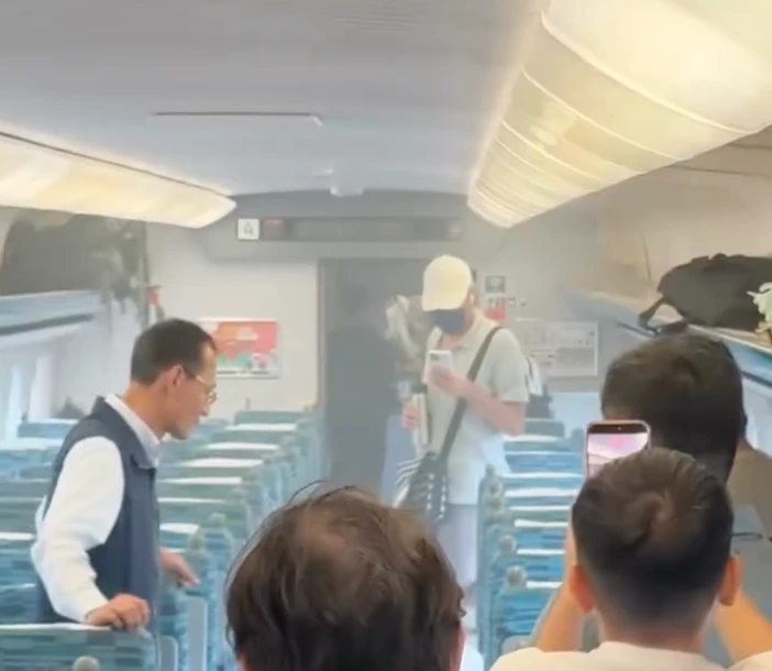 乘客嚇壞！車廂驚見「持續冒白煙」 　高鐵：旅客行動電源自燃