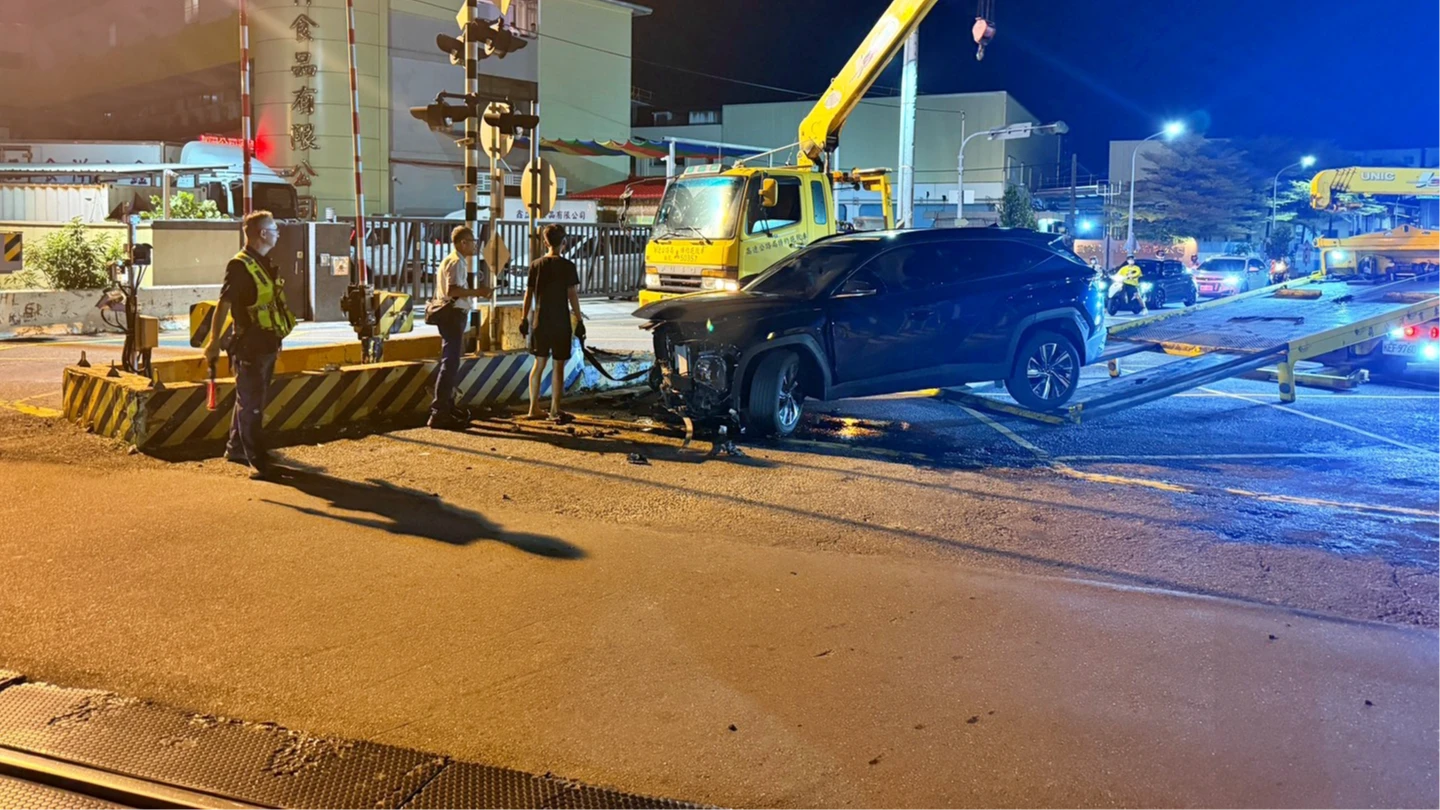妻剛下車要換手！48歲男癲癇發作「暴衝猛撞平交道」　父女雙雙送醫
