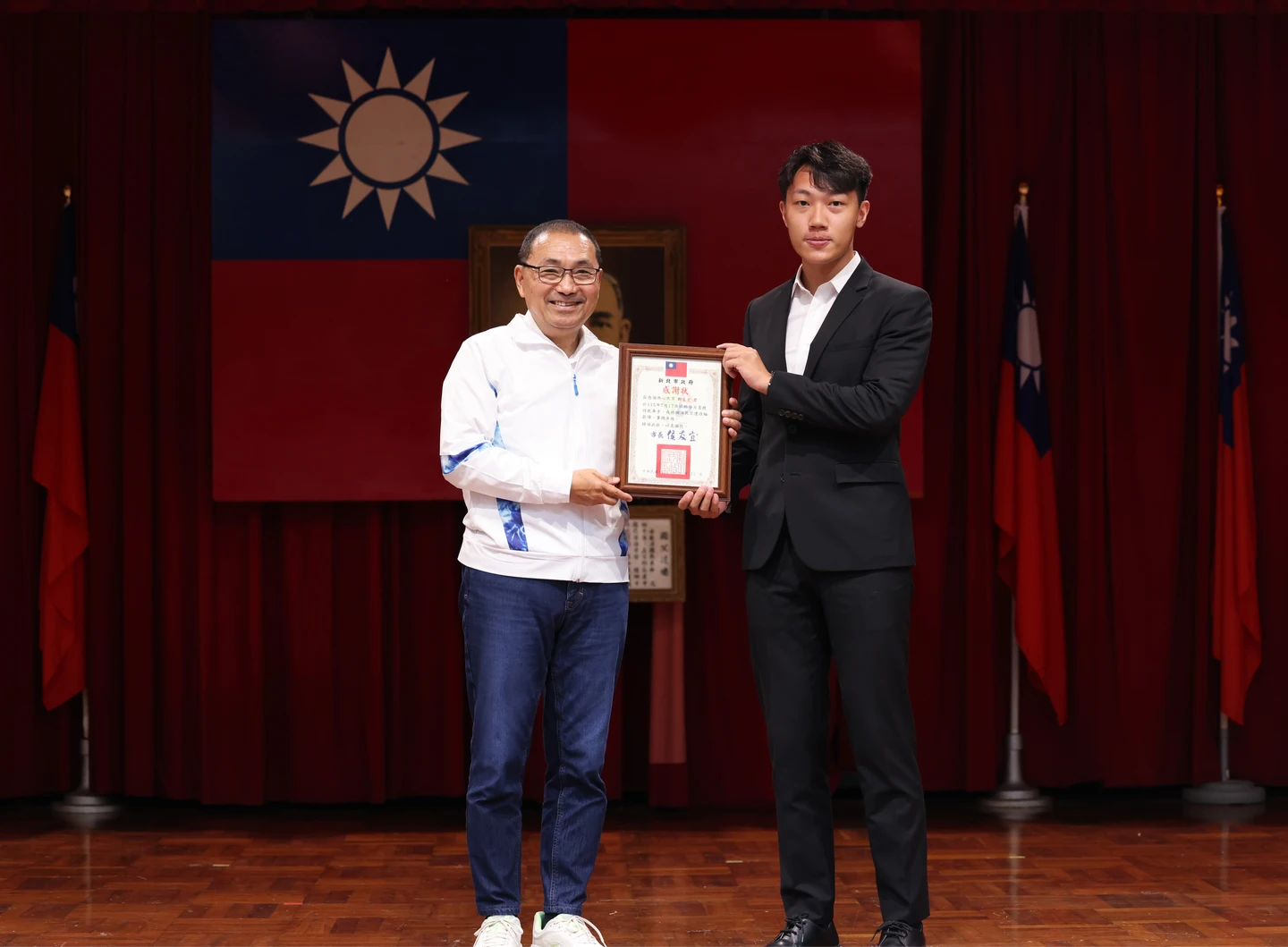 前刑警超英勇！目睹車手面交一路尾隨　助警追回1400萬金條