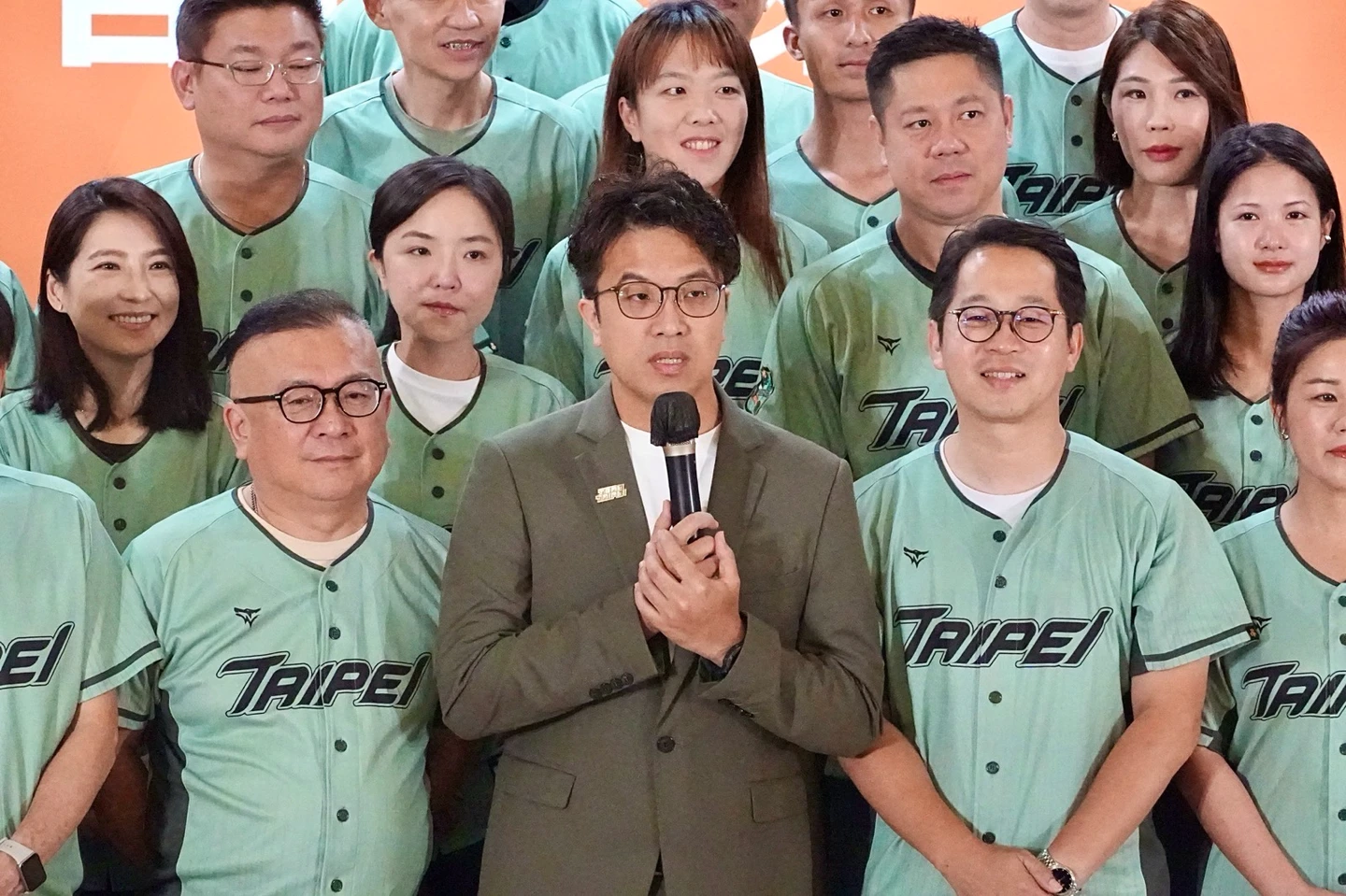 藍白粉專嘲諷「運動驛站」！沈伯洋嘆：日韓都推行，拿來恥笑有點可惜