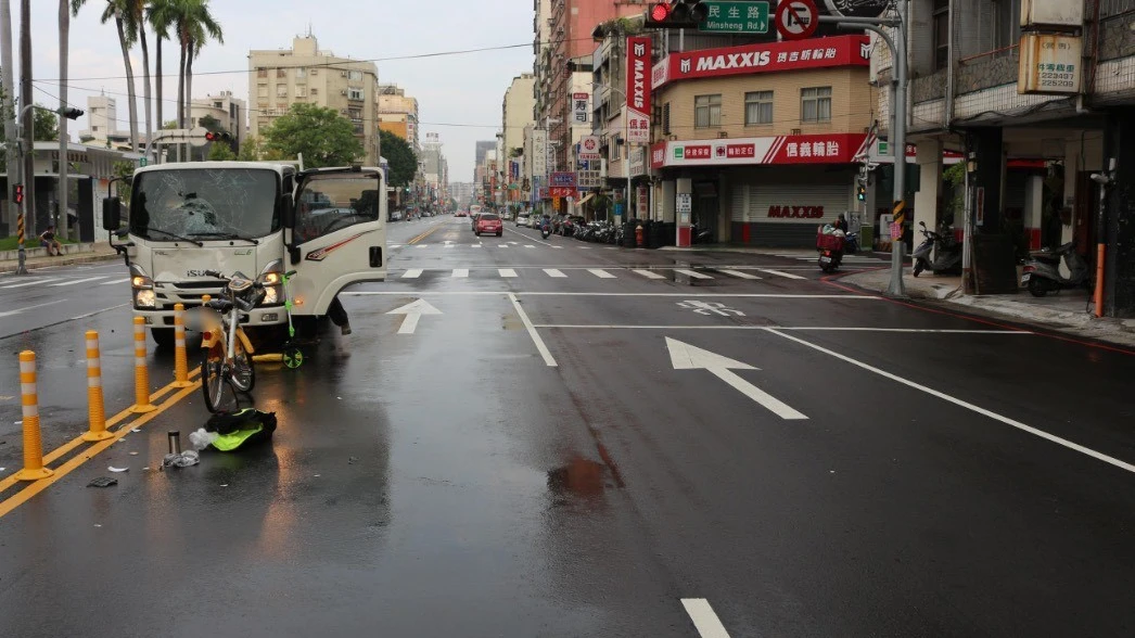 8旬婦騎單車竟成最後身影！　轉彎遭貨車撞擊倒地亡