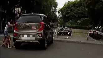 台中女童當街驚險追車！書包遭母怒丟路旁　警疑家暴追查媽媽解釋了