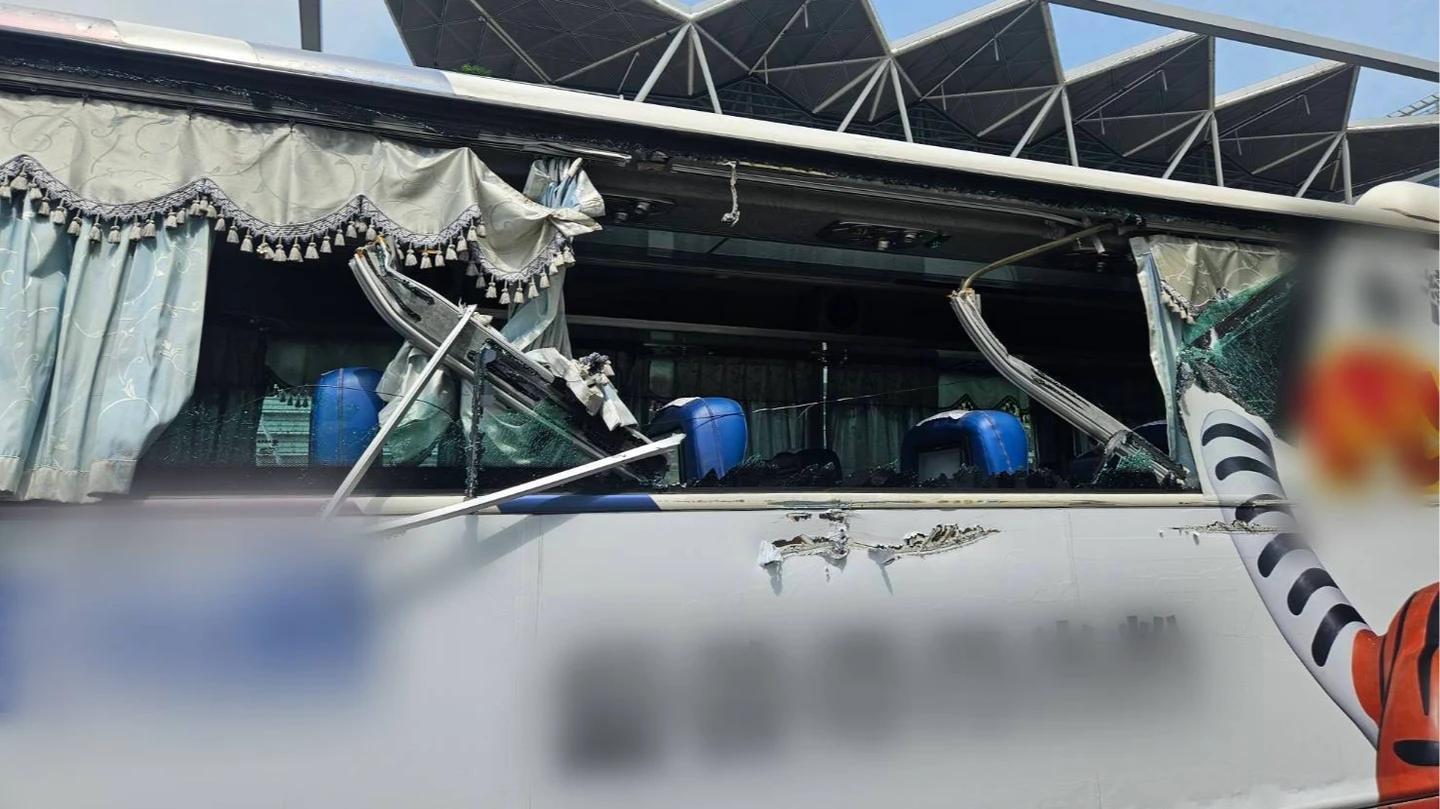 有片｜國光客運乘客嚇壞！曳引車吊臂掃破整排車窗　驚險畫面曝光