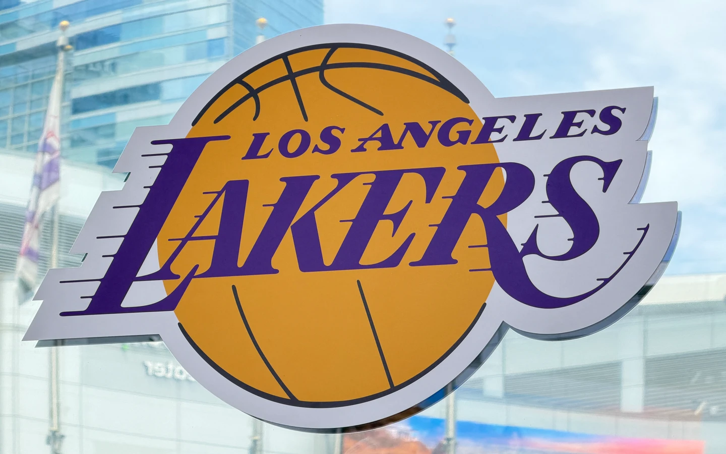 NBA｜破紀錄！湖人以4000億天價易主　迪士尼前CEO與川普女婿之弟接手
