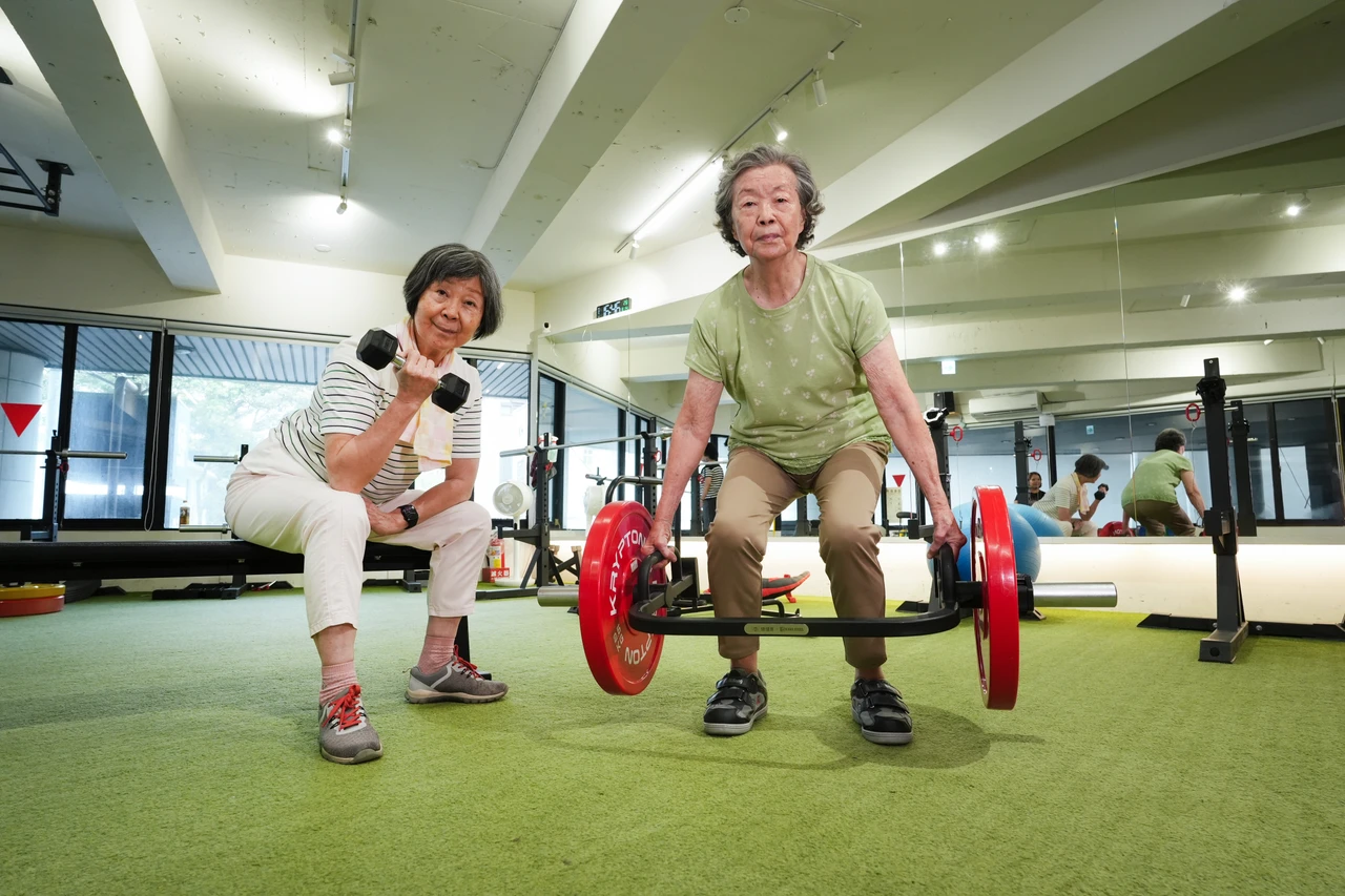 人物｜健身房91歲傳奇嬤！從拿不動醬油到硬舉45公斤只花10個月　決心練到「不能走為止」