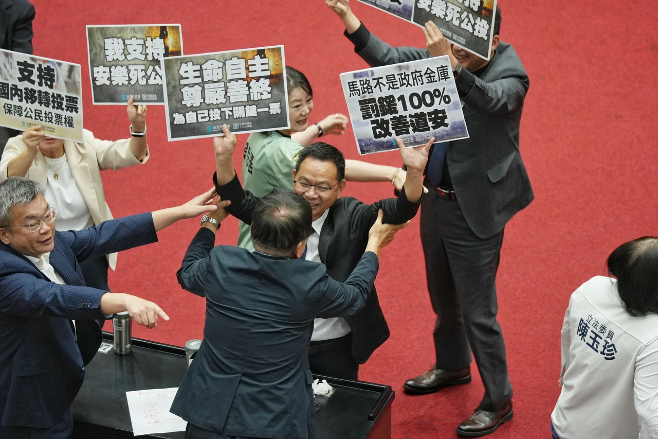 立院表決大戰！白未獲藍支持「安樂死公投」出局　鞭刑等3案通過