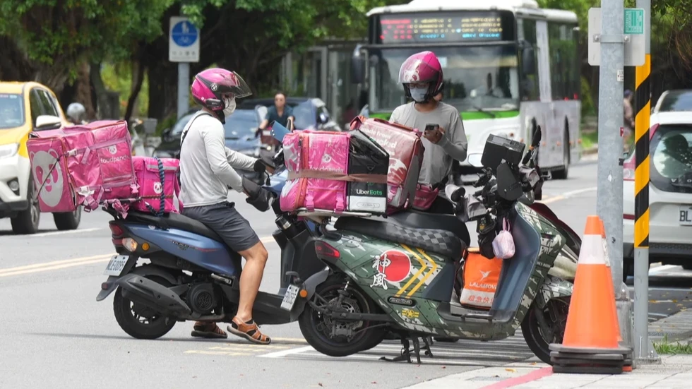 「外送通膨」恐成真！平台喊漲商家轉嫁　專法引爆四方博弈外送員慘顧路