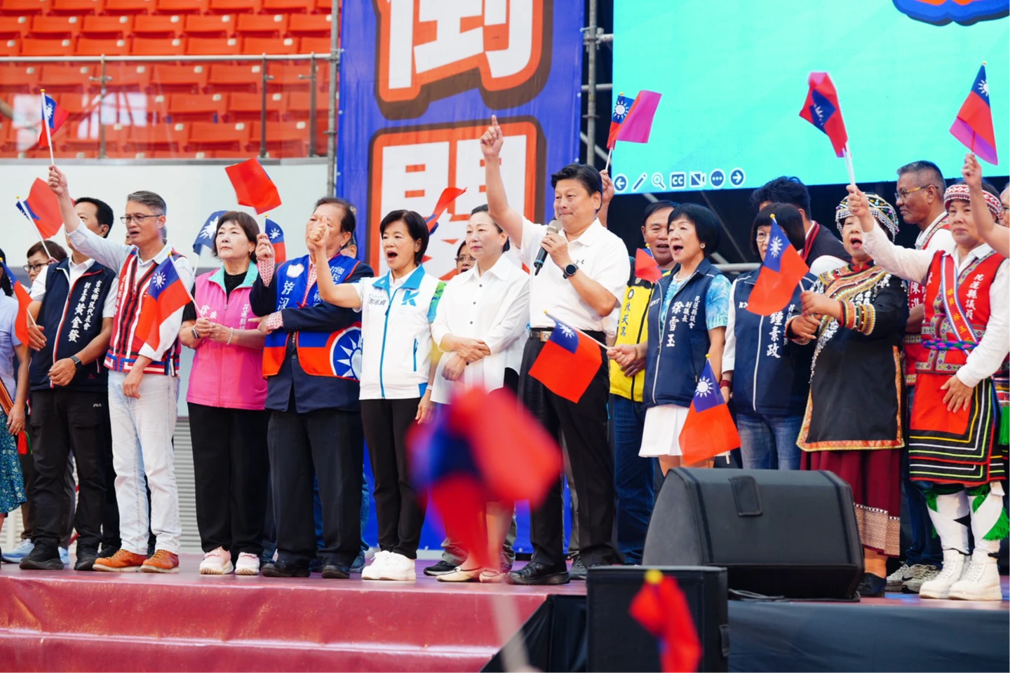 花蓮團結大會不見鄭麗文！蔣萬安化身母雞授旗游淑貞　喊團結一心