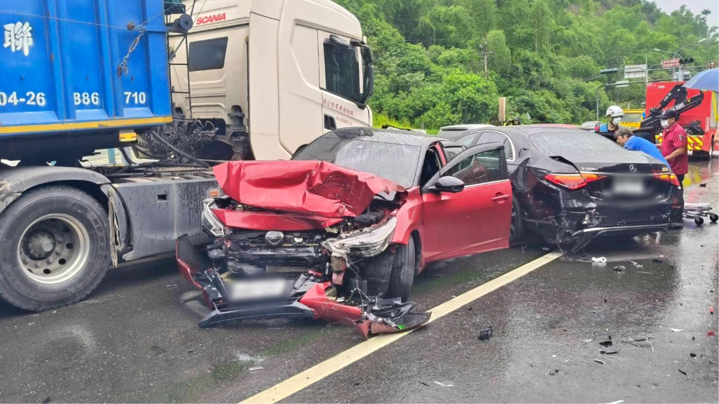 天雨路滑煞不住！台南台84線5車連環撞「轎車慘遭夾擊變形」　10人送醫