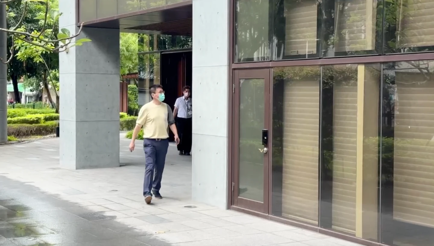 有片｜陳幸妤連日開轟！趙建銘首現身診所　被追問「6000萬誰還的」反應曝光