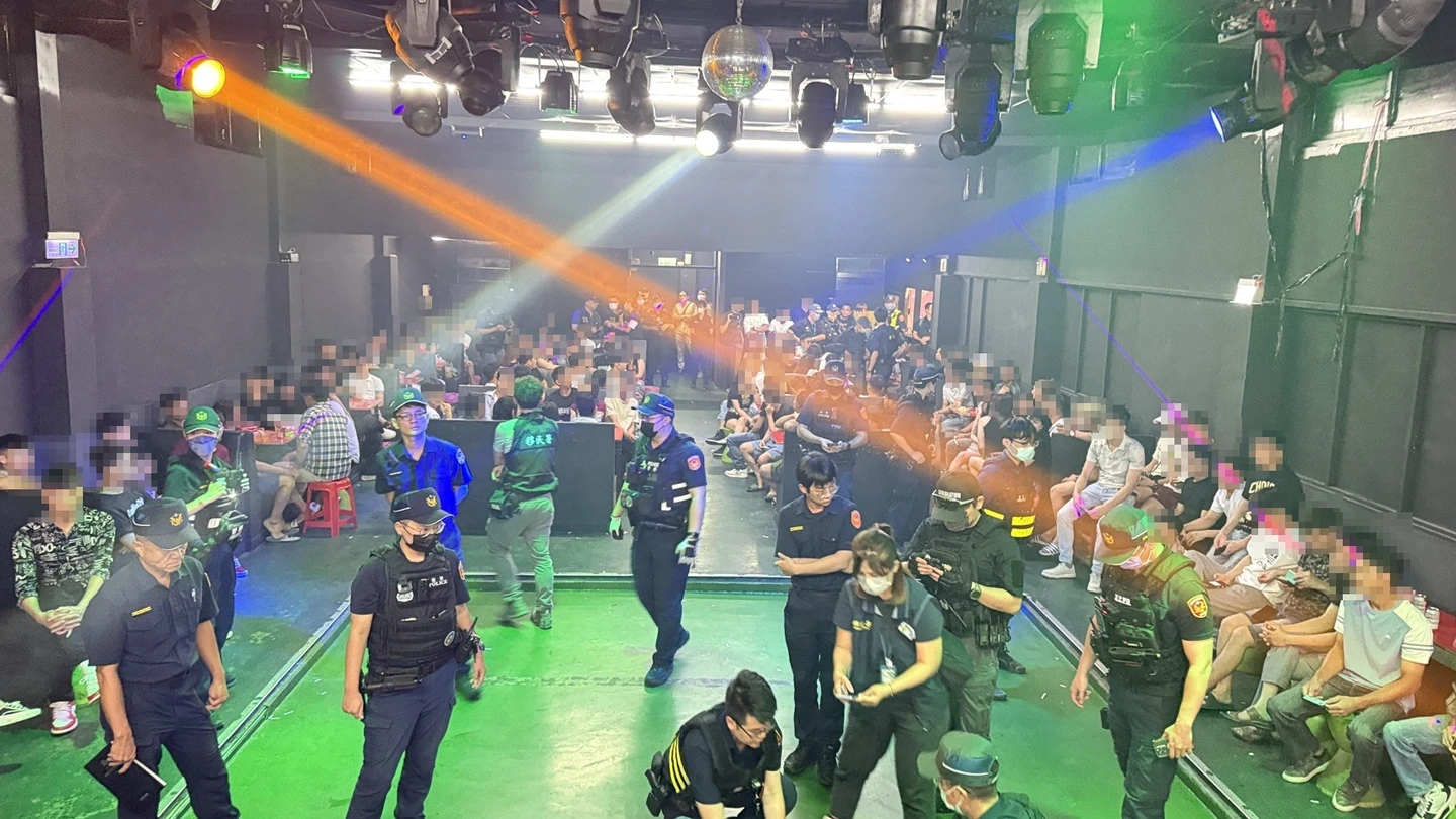 高雄舞廳一夜帶回200多人！警搜出毒咖啡、K菸　逮21失聯移工