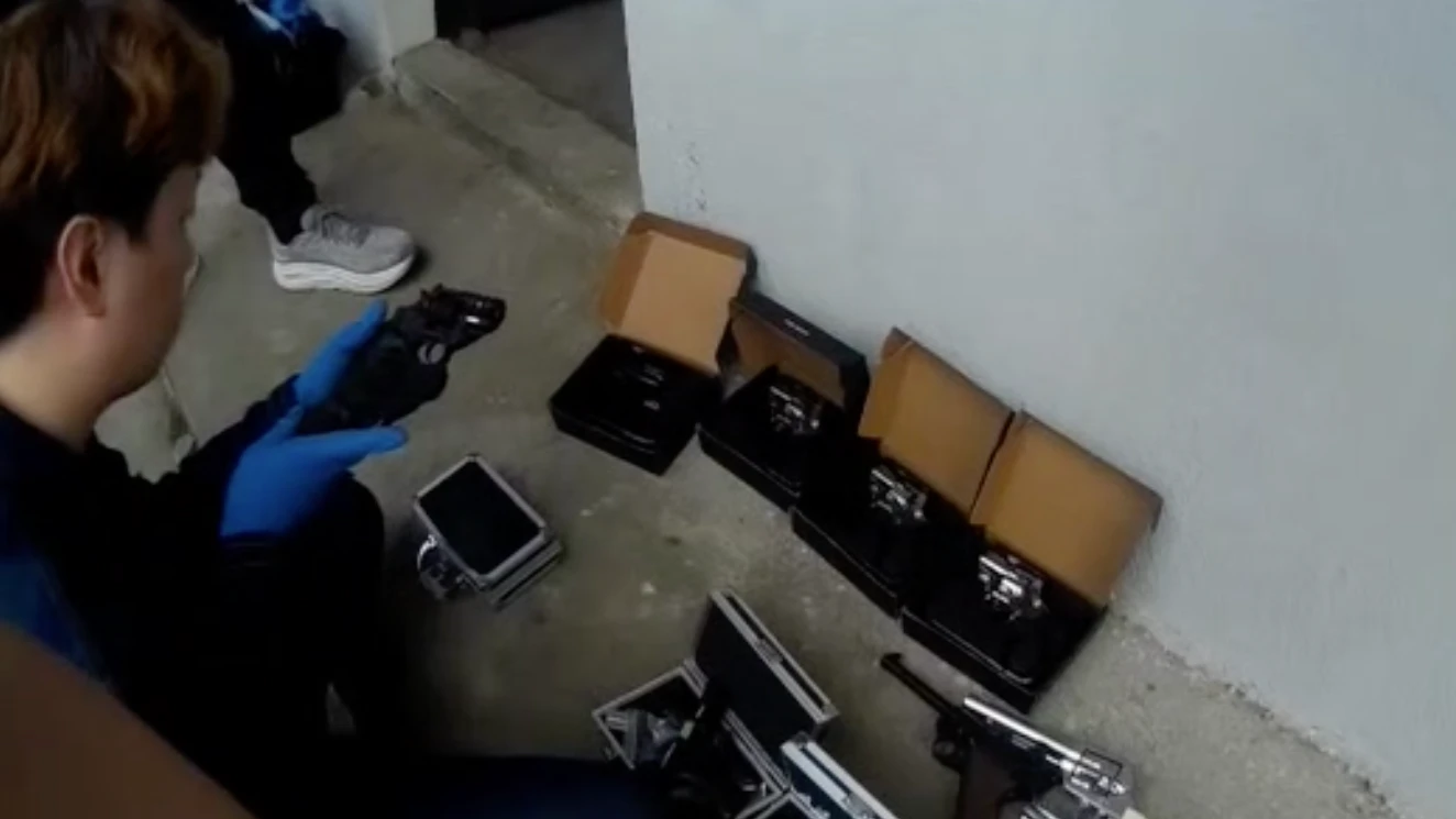 香蕉園變軍火庫！台中男改槍上網賣　北市警攻堅搜10槍送辦