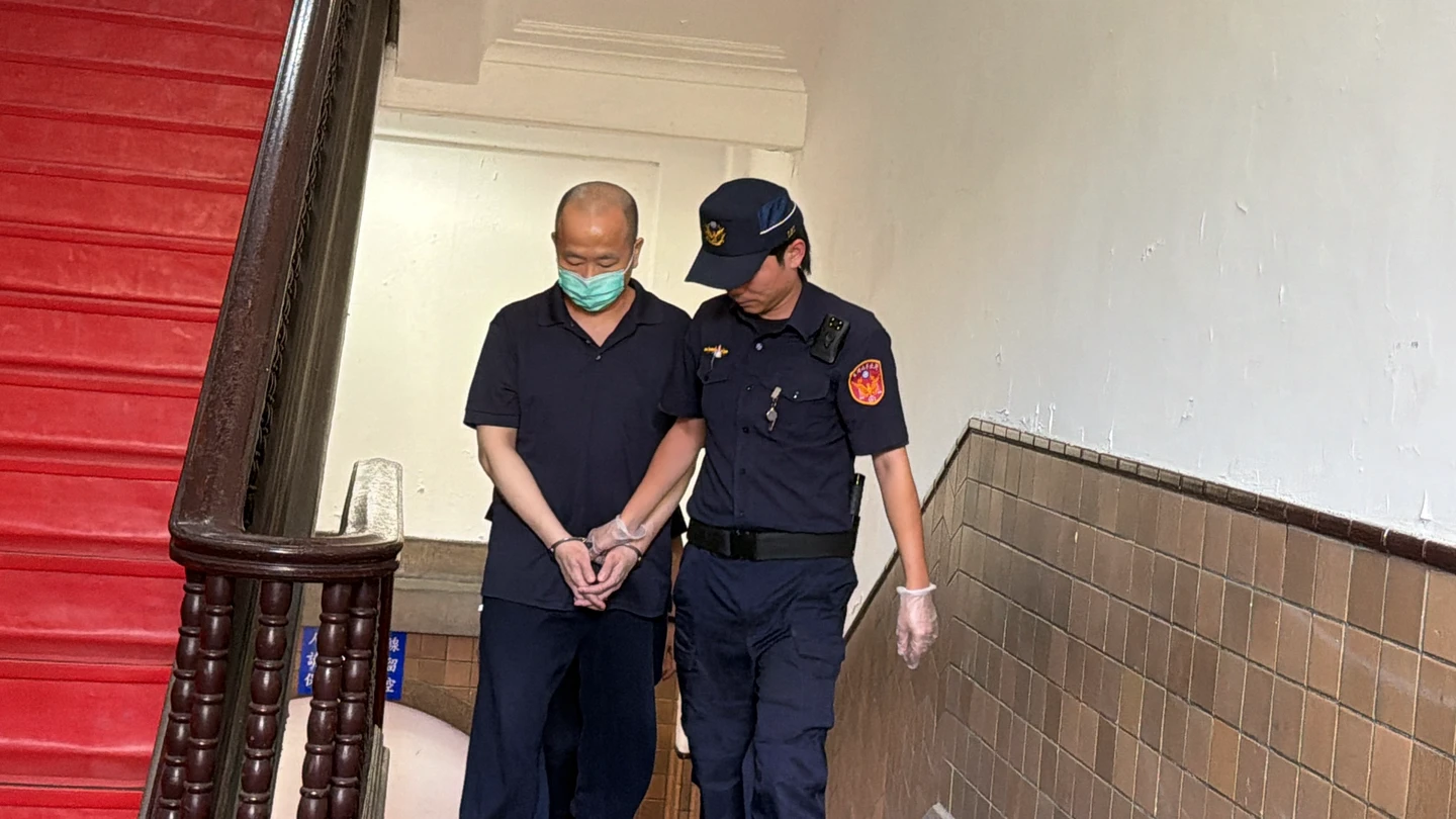 雲云董座9刀砍死技術長！反指死者霸凌抹黑　不服判無期今上銬出庭