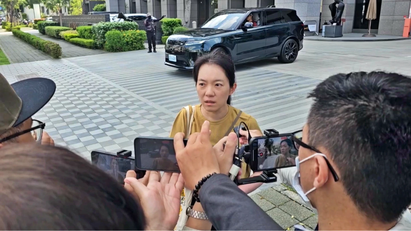 陳幸妤揭帶扁到趙建銘診所遭冷落！「好像踏錯地盤」　自爆沒事偷看他手機