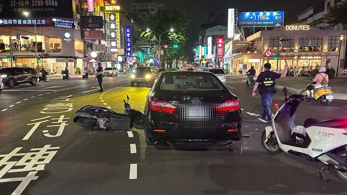 有片｜酒駕拒檢狂逃！台中男闖紅燈連撞4人　驚悚瞬間曝光