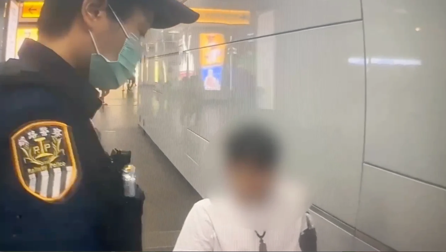 搭高鐵喝掉整瓶威士忌！25歲男爛醉大鬧車廂倒地咆哮　遭警方帶回派出所