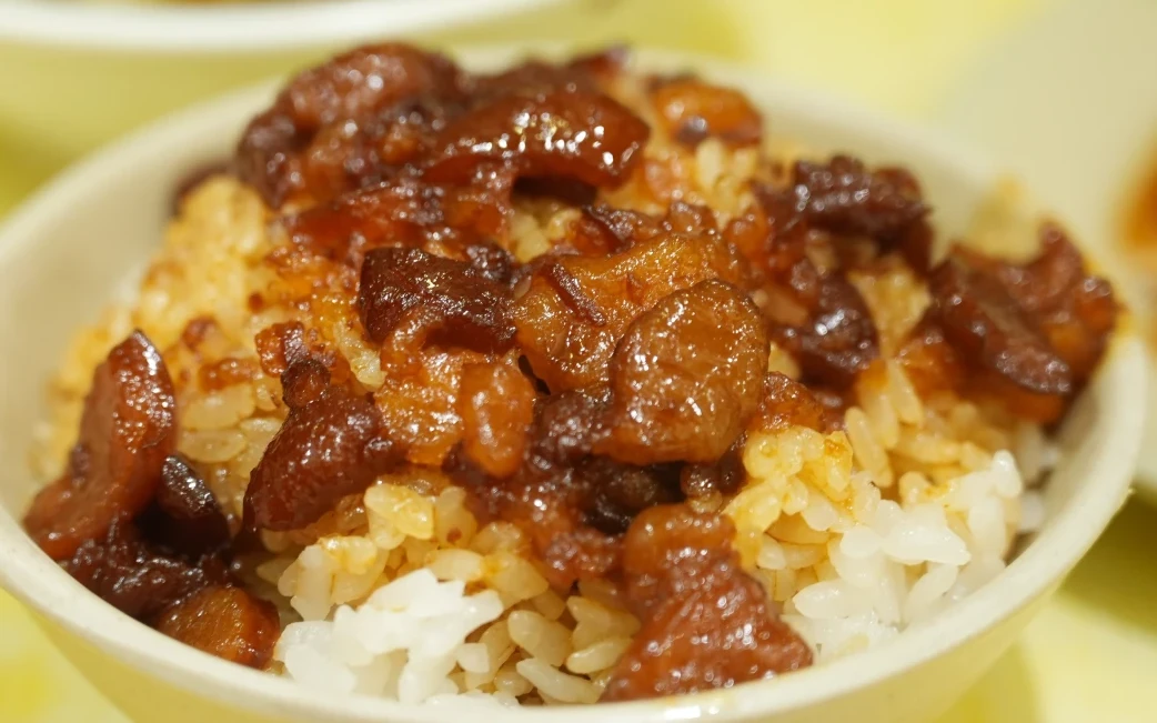 吃滷肉飯咬到碎骨！她門牙斷裂店內拍照存證　求償20萬1原因敗訴