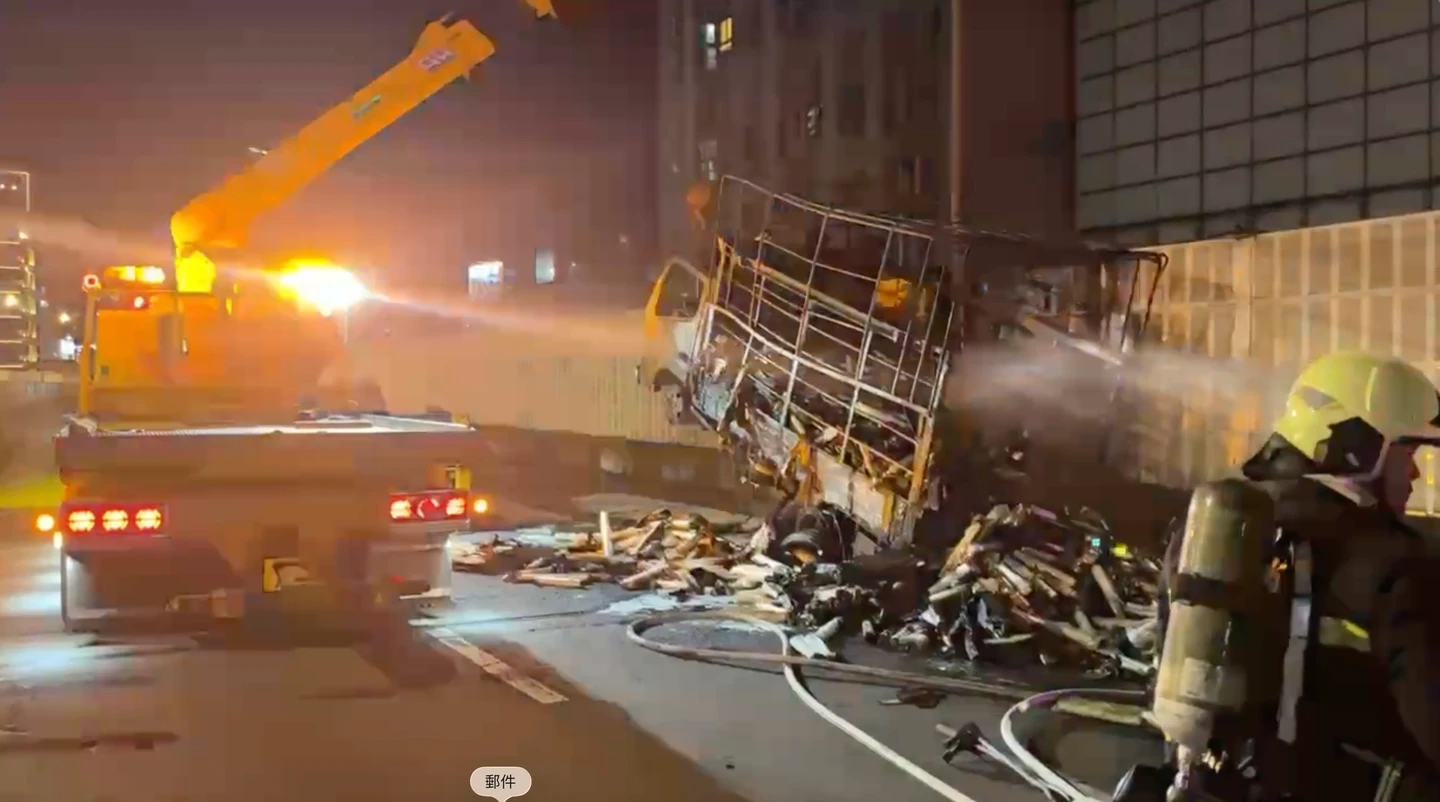 北市市民大道高架火燒車！貨車冒煙停路肩　駕駛下車秒燒成火球