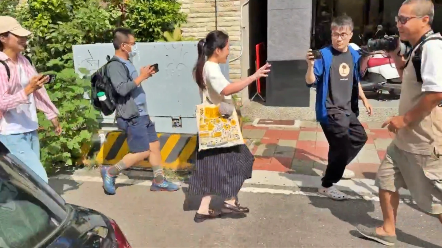 陳幸妤七夕現身粉絲求合照！罕見未受訪原因曝　「爸爸的老朋友」獻花送暖