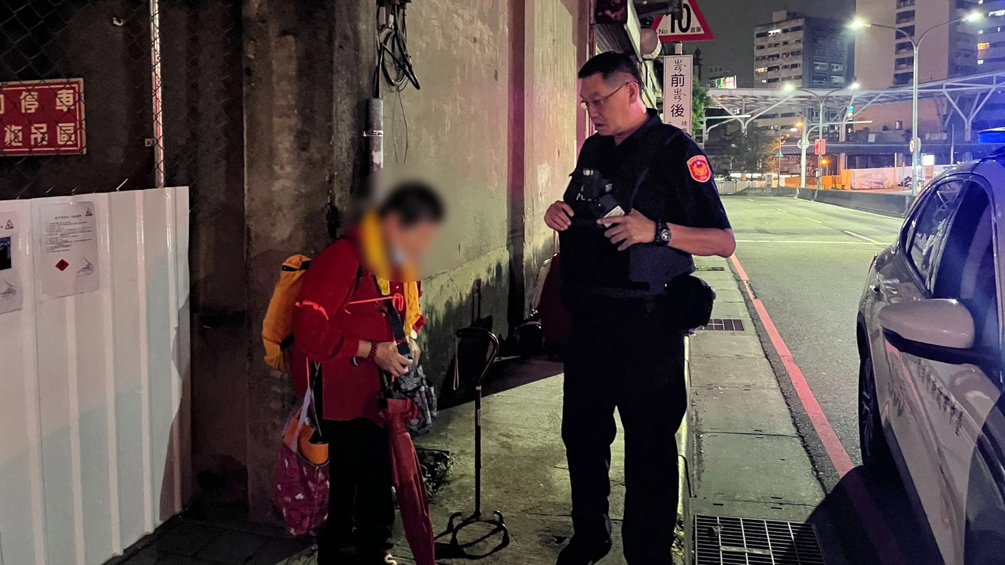 有片｜7旬嬤探孫撲空錯過末班車！暖警徹夜守護還備早餐　感人結局曝光